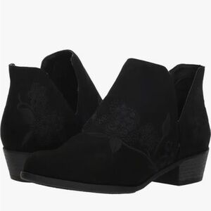 Beautiful Indigo road black floral embroidered booties! 🖤